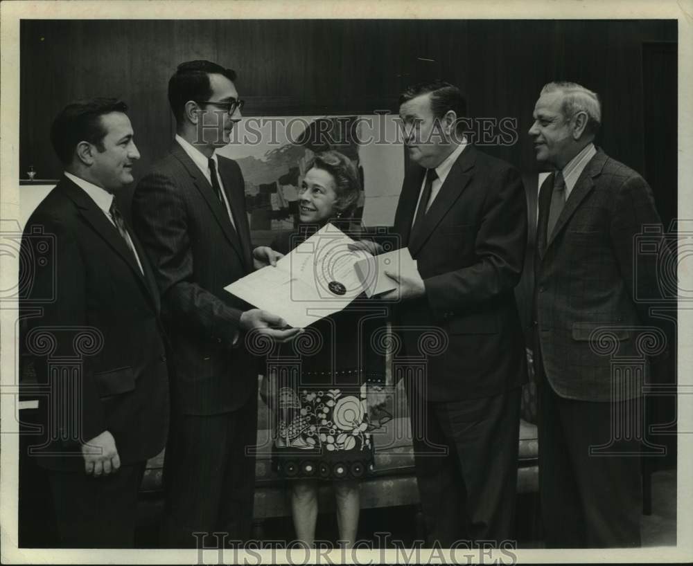 1971 Press Photo Staffer recognized for submitting good idea in New York - Historic Images