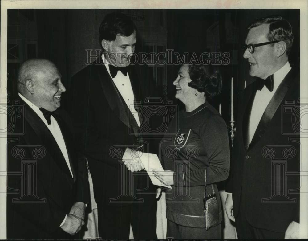 1974 Press Photo Socialites greet each other at formal event in Albany, New York - Historic Images