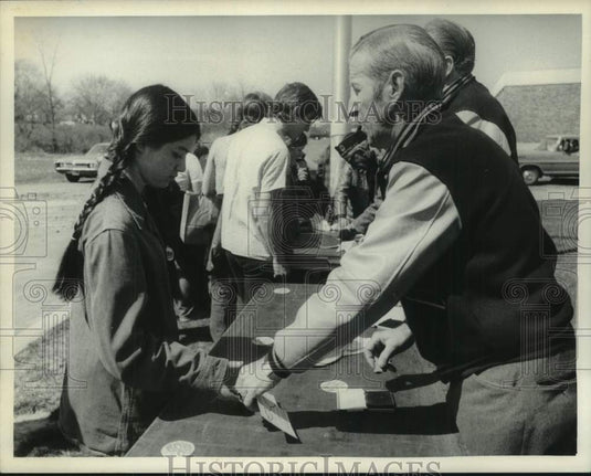 1973 Walkers stop at Checkpoint