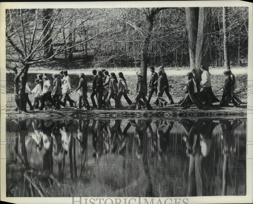 1973 Participants in the March of Dimes Walkathon walk along NY lake - Historic Images