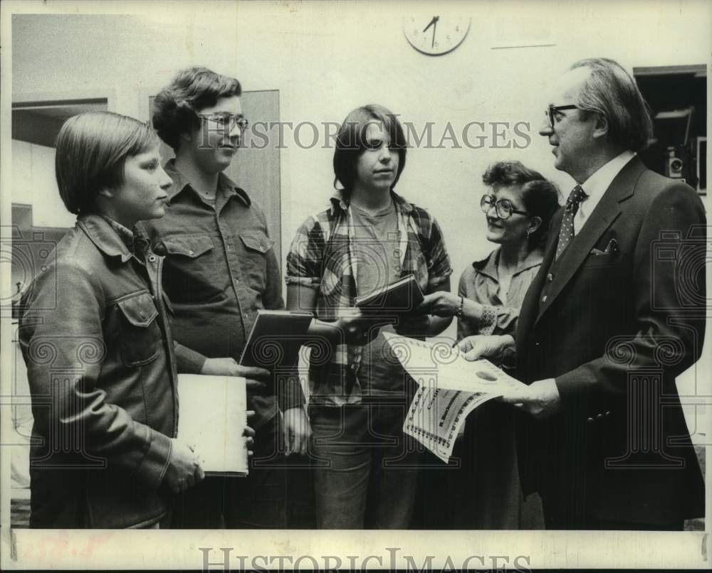 1979 Teen boys speak with author &amp; library official in New York - Historic Images