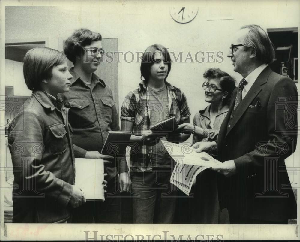 1979 Teen boys speak with author & library official in New York - Historic Images