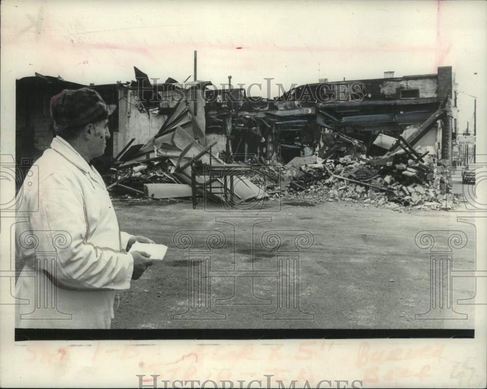 1973 Press Photo Harry Wasserman looks at fire-damanged building in New York - Historic Images