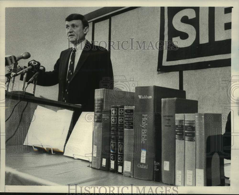 1985 Douglas Lonnstrom speaks at Siena College, Albany, New York - Historic Images