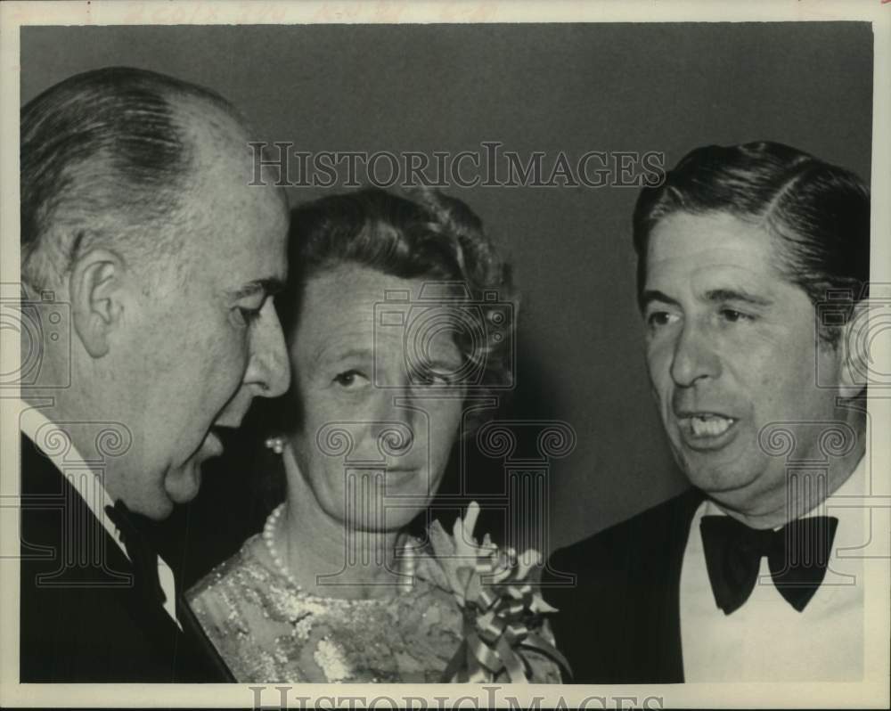 1971 Press Photo Mr. & Mrs. John P. Lomenzo with John N. Mitchell in New York - Historic Images