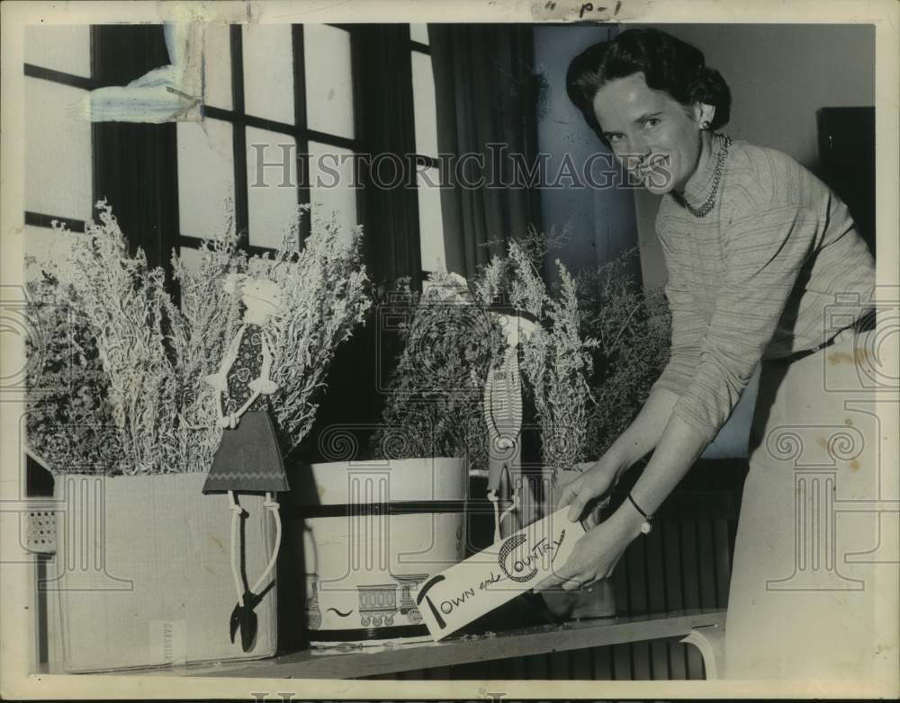 1961 Press Photo Mrs. W. Carter Lockwood sets plant arrangement in New York home - Historic Images