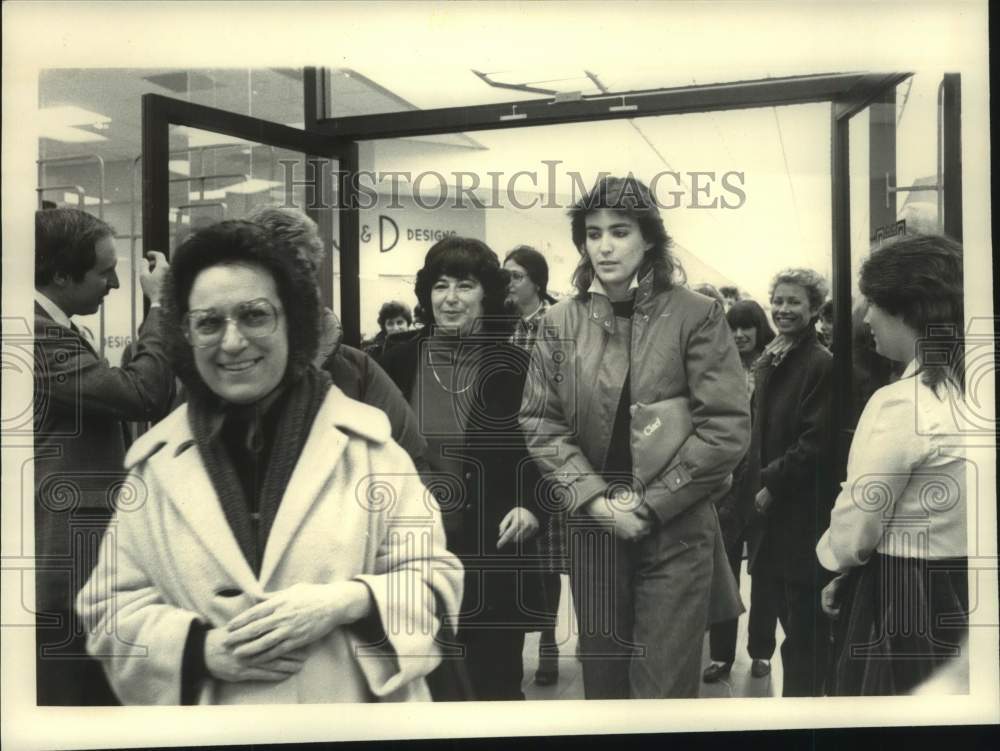 1984 Shoppers enter Loehmann&#39;s store, Westmere, NY for grand opening - Historic Images