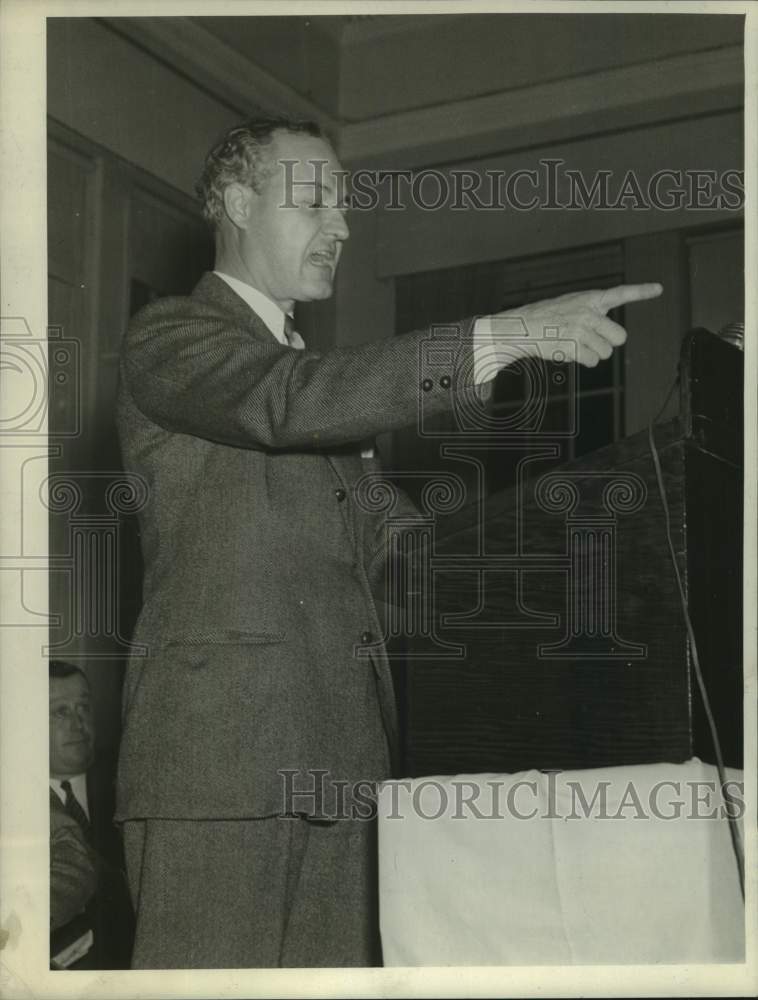 1941 Press Photo Colin McRae giving speech in New York - Historic Images