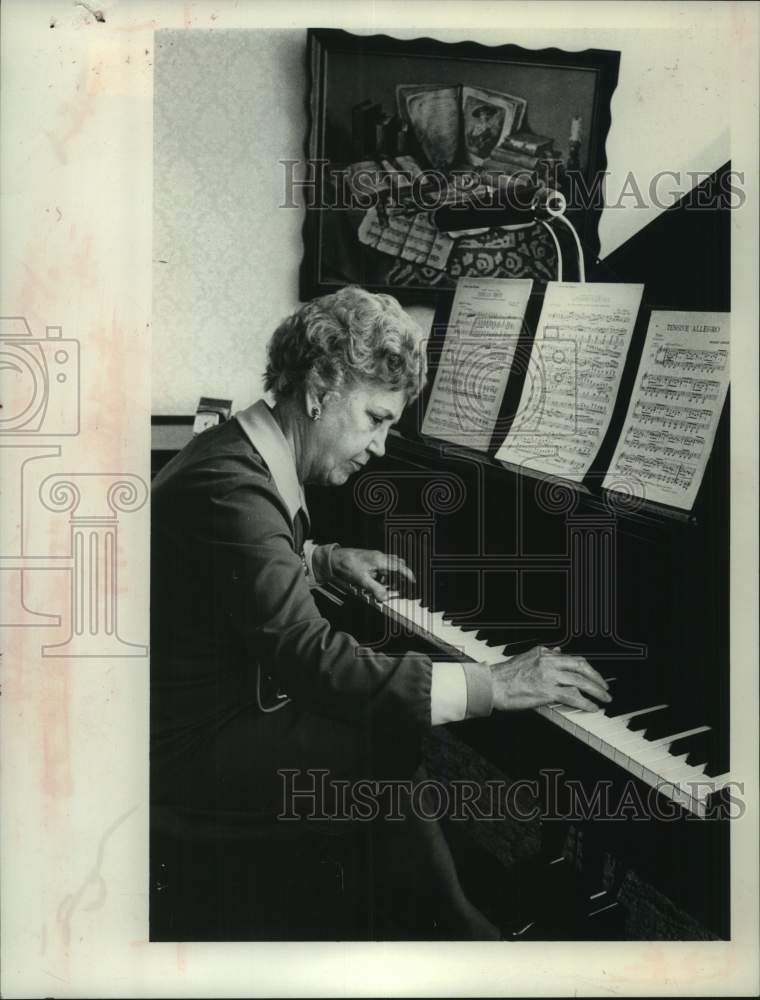 1977 Press Photo Larraine Madriska plays piano in New York - tua31829- Historic Images
