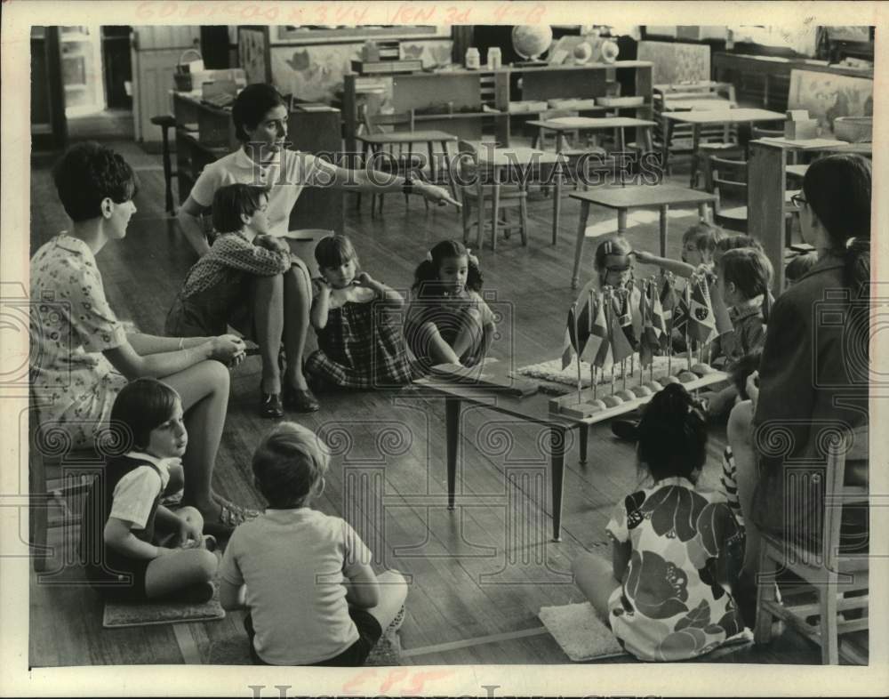 1971 Press Photo Mrs Zlata Phillips talks to students at Montessori School NY - Historic Images