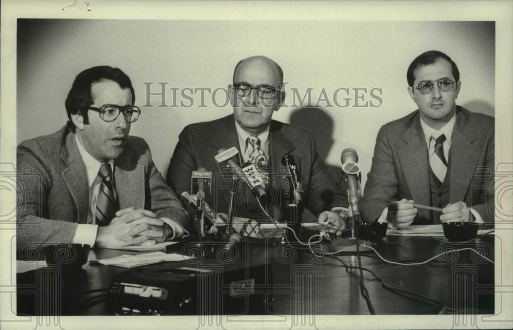 1973 Press Photo Richard Mooradian listens to Steve Dworsky speak at Troy City - Historic Images