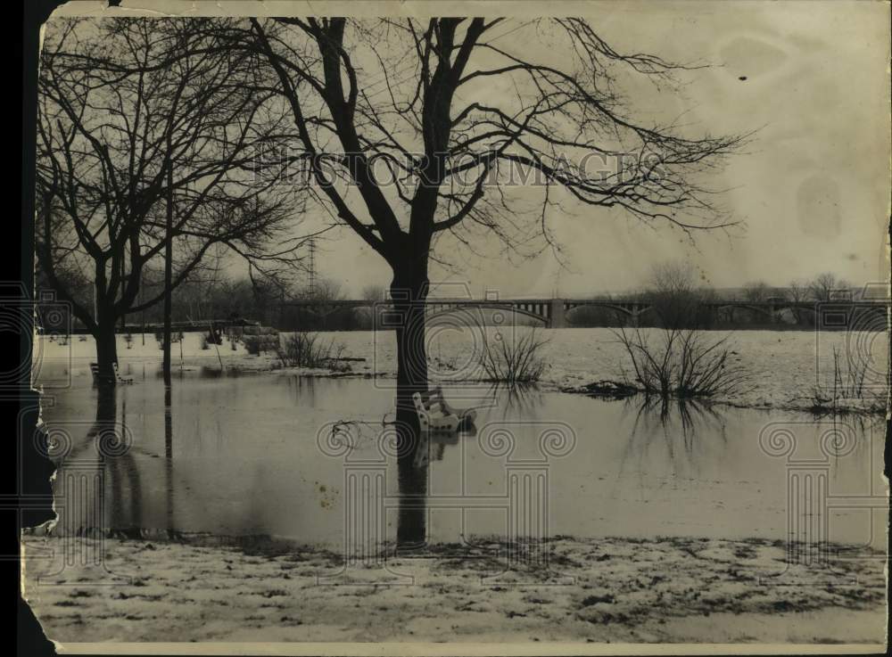 1960 Press Photo Park bench in middle of Mohawk River floodwaters in New York - Historic Images