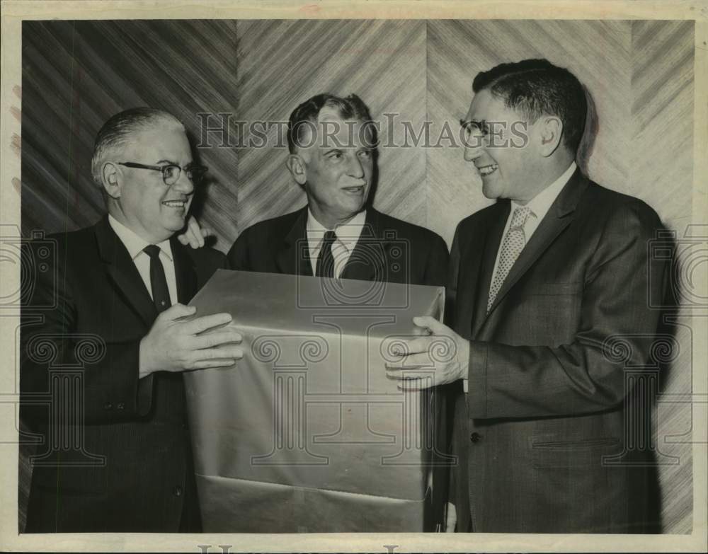 1965 Press Photo Dr. Gunther Mohling holds package with colleagues in New York - Historic Images