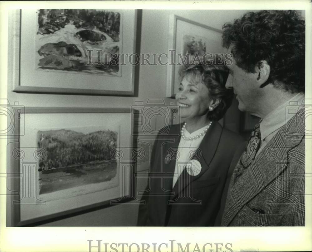 Press Photo Couple admires paintings in New York gallery - Historic Images