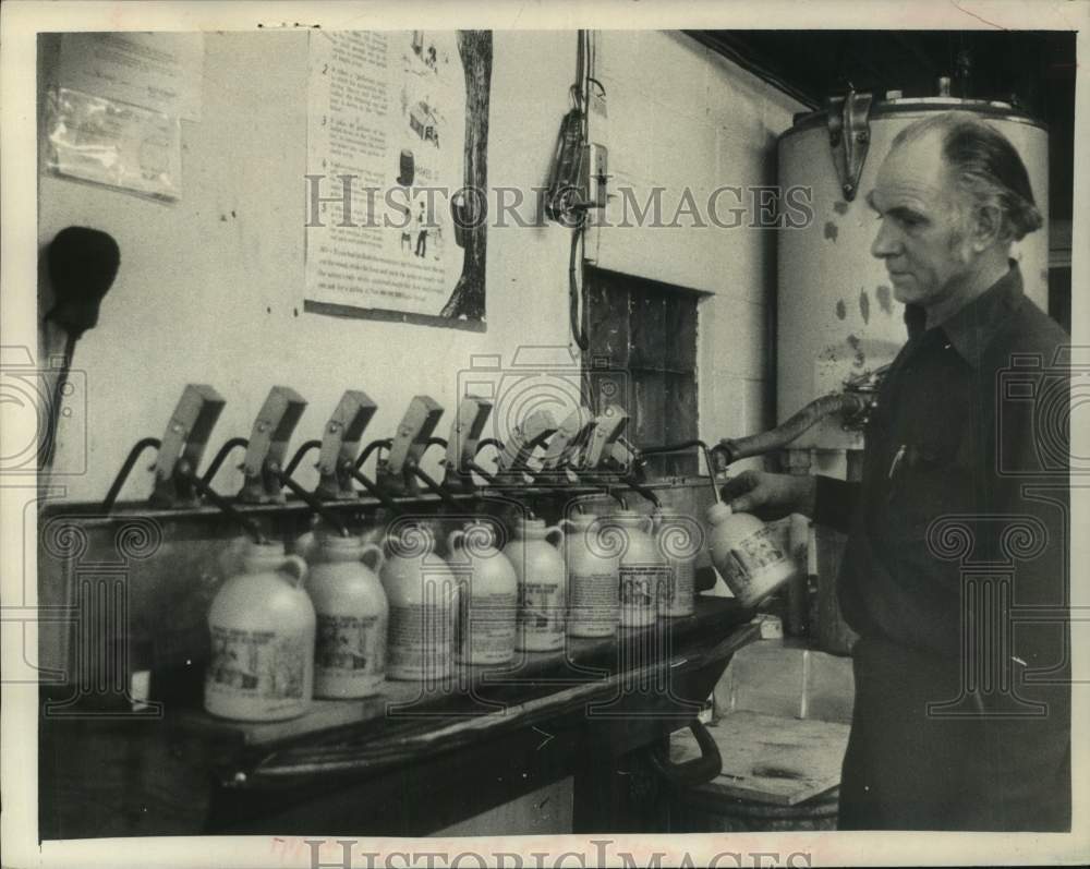 1975 Press Photo Harold Tyler bottles maple sap in 1-pint containers in New York - Historic Images