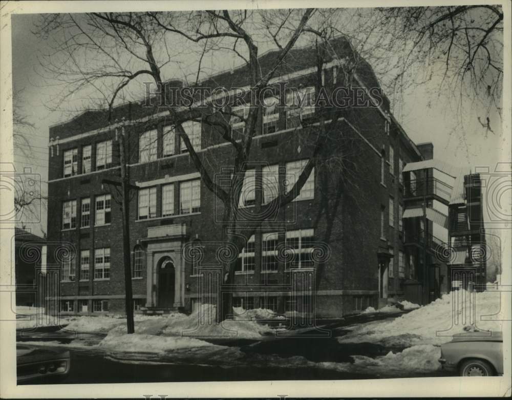 Seventh grade school building in New York - Historic Images