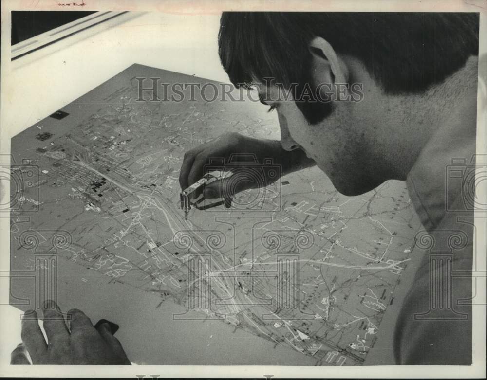 1975 Press Photo New York State transportation draftsman scribes on a map - Historic Images