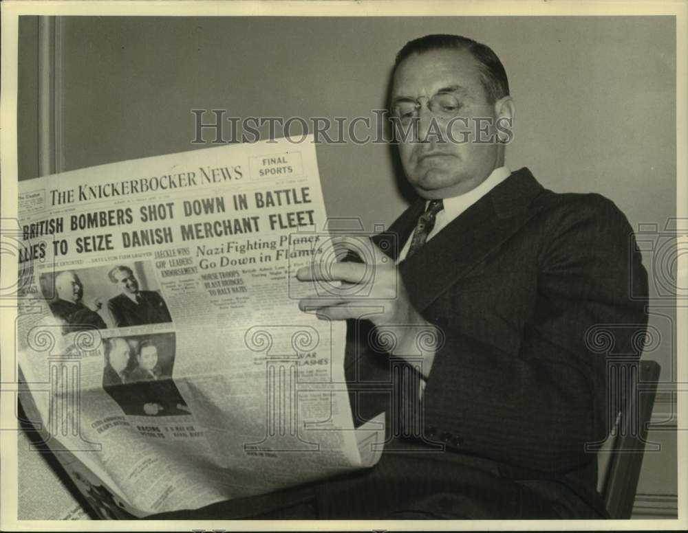 1940 Press Photo James N. MacLean reads Knickerbocker News in Albany, New York - Historic Images