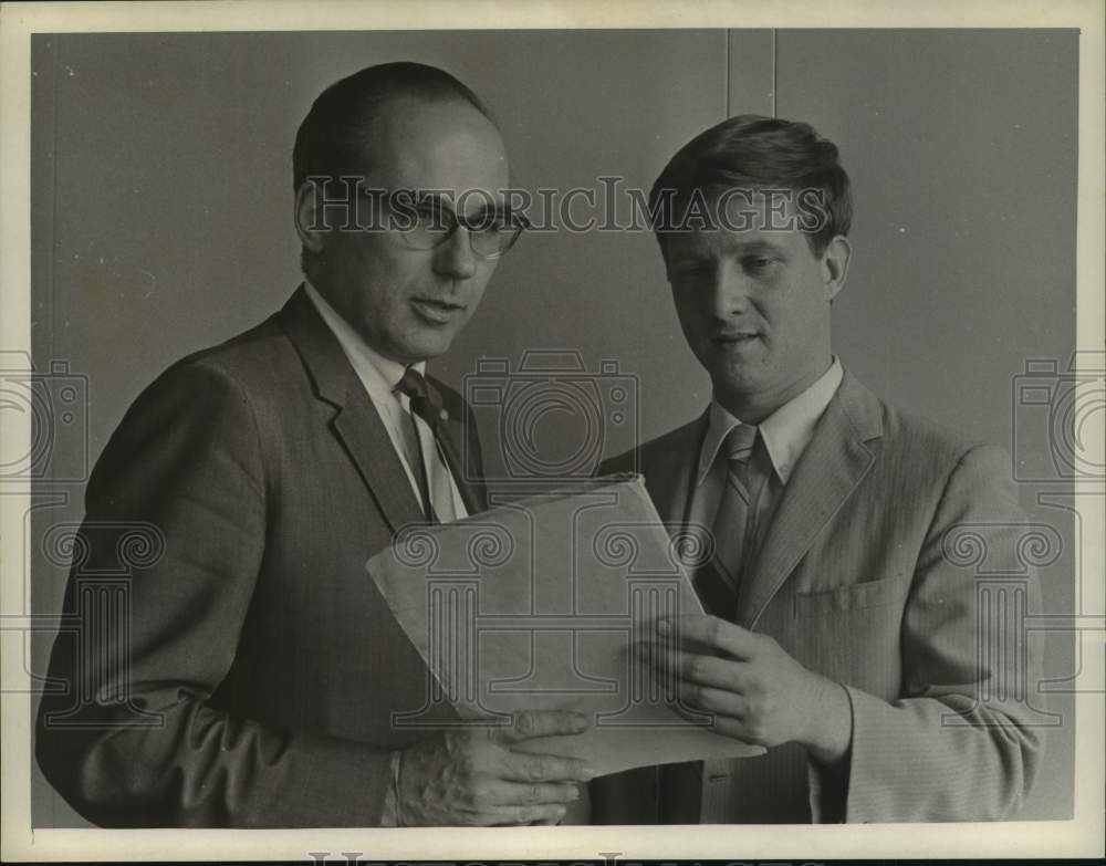 1969 Press Photo Kenneth S. MacAffer Jr with Ed Winders in New York office - Historic Images
