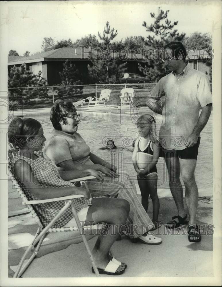 1973 Linda Leventhal with the Evans family poolside in New York - Historic Images