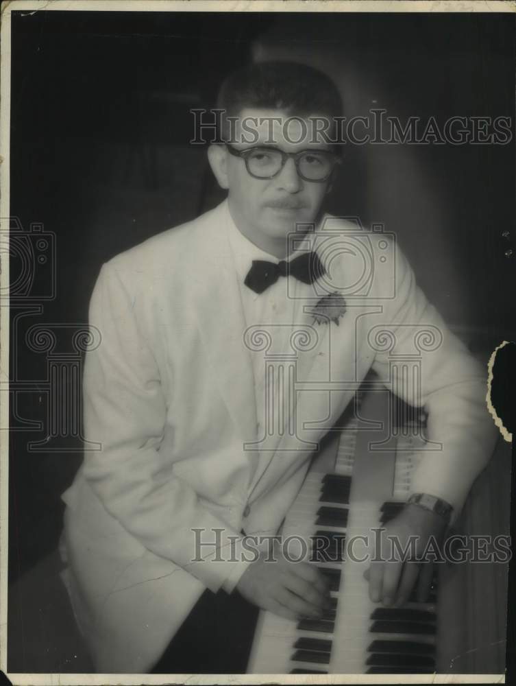 Musical performer Earl Martin poses with keyboard in New York - Historic Images