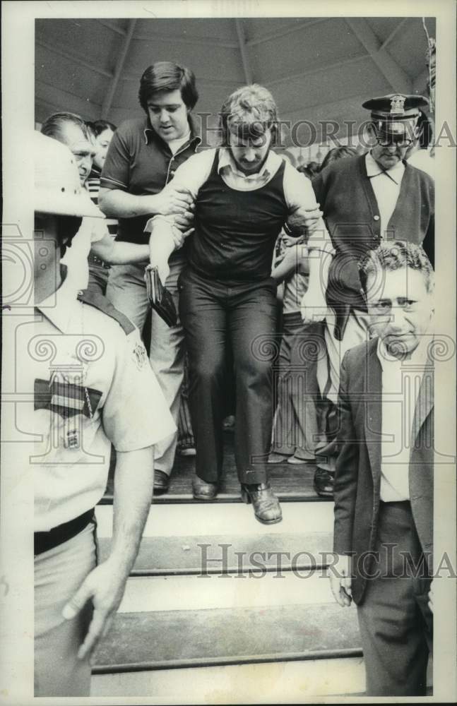 Press Photo Officials help exhausted Trevor Mitchell, Saratoga Fair in New York - Historic Images