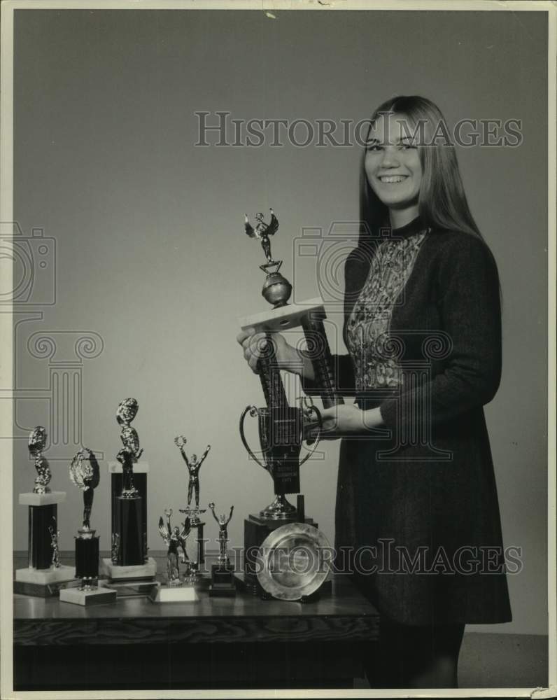 Marianne Mackay with scholastic trophies in New York - Historic Images