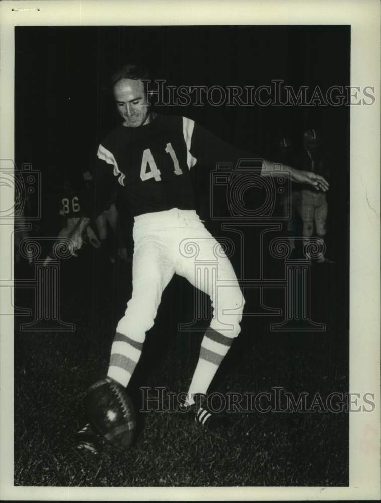 1975 Press Photo Joe Santos kicks football in New York - tua33442 - Historic Images