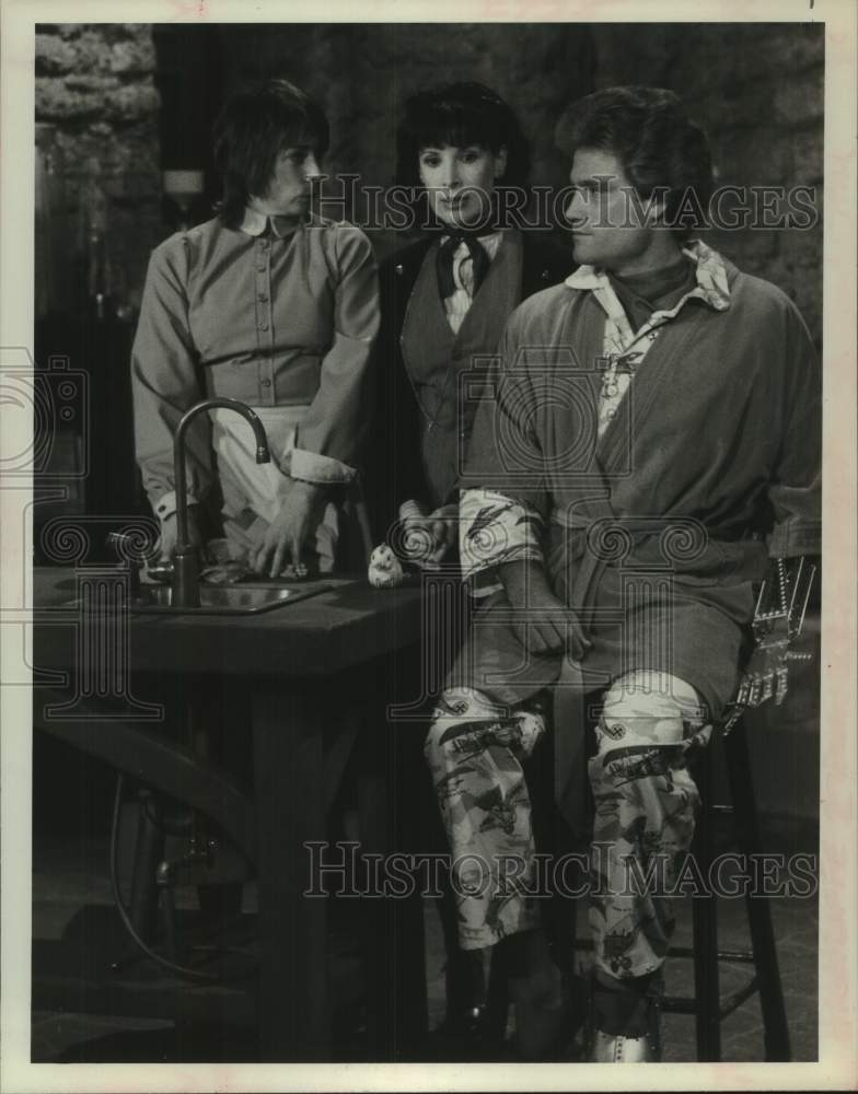 1979 Press Photo Cast of &#39;Highcliffe Manor&#39; performs on stage in New York- Historic Images