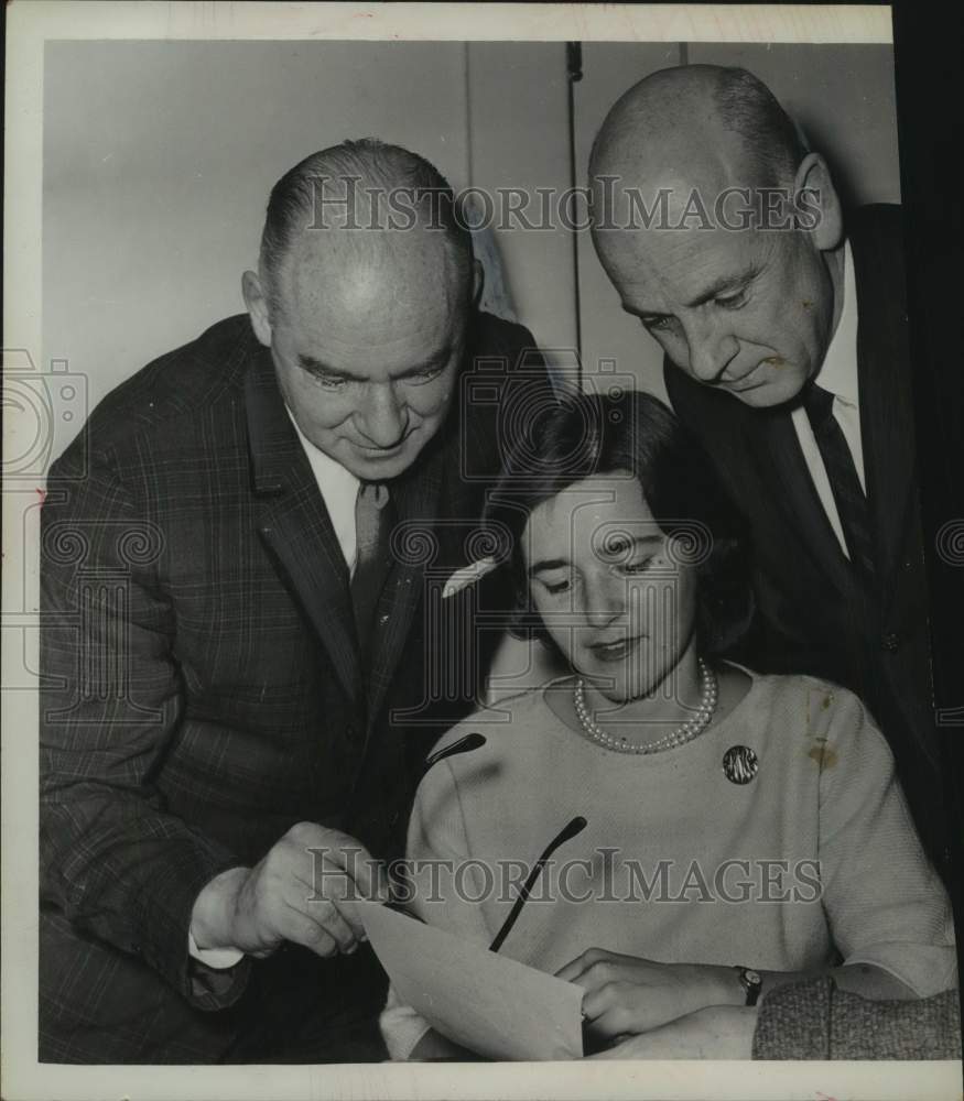 1962 Mrs Duncan S Niae Ceffer, Treasurer, Pateruain Circle - Historic Images