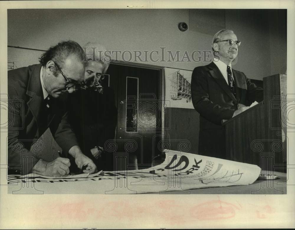 1975 Mayor Frank Ducci reviews his notes before speaking to media - Historic Images