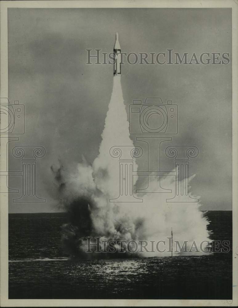 1961 Press Photo Polaris Missile launched from submarine blasts out of the water - Historic Images