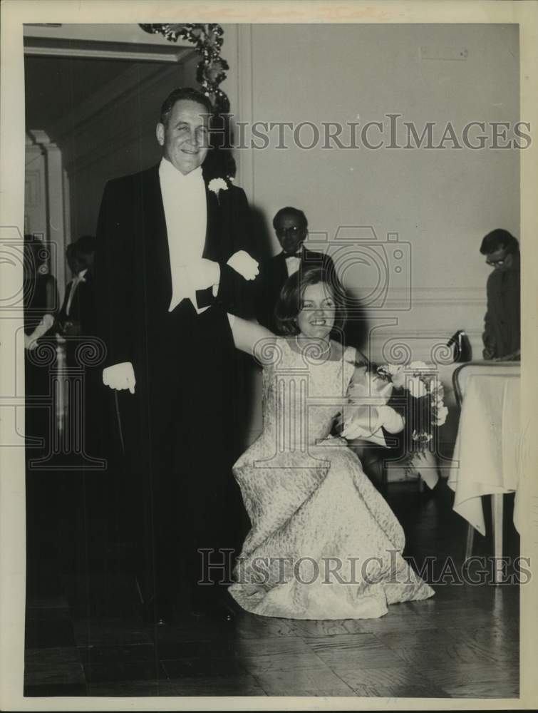 1963 Press Photo Arthur James Leonard escorts Jane Leonard to debutante dance - Historic Images