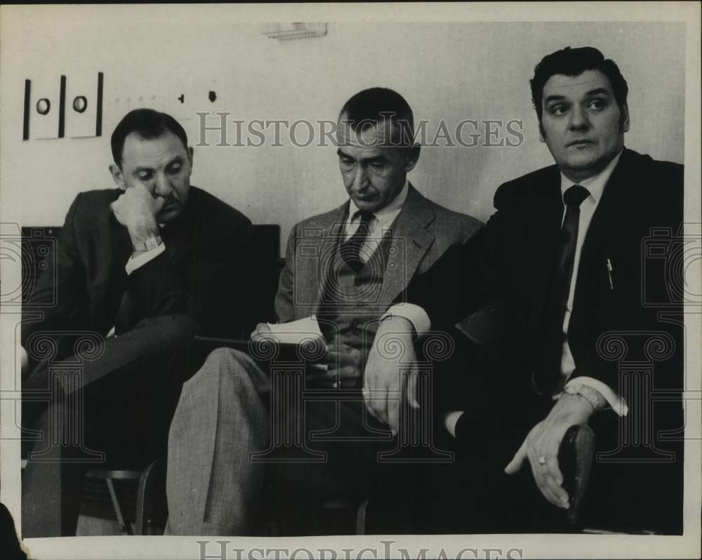 Press Photo James J Mitchell sits with two other men (Not identified) - Historic Images