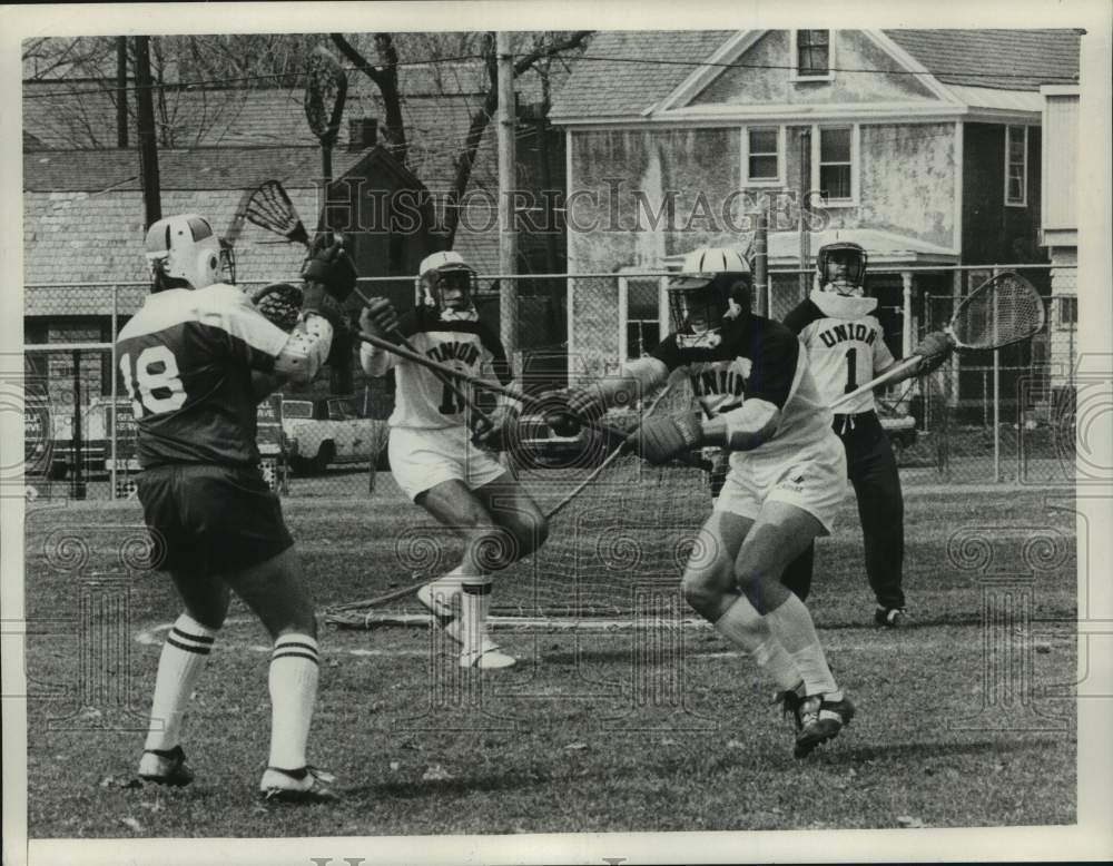 Press Photo Union College field hockey goalie #1 watches Geneseo #18 throw ball- Historic Images