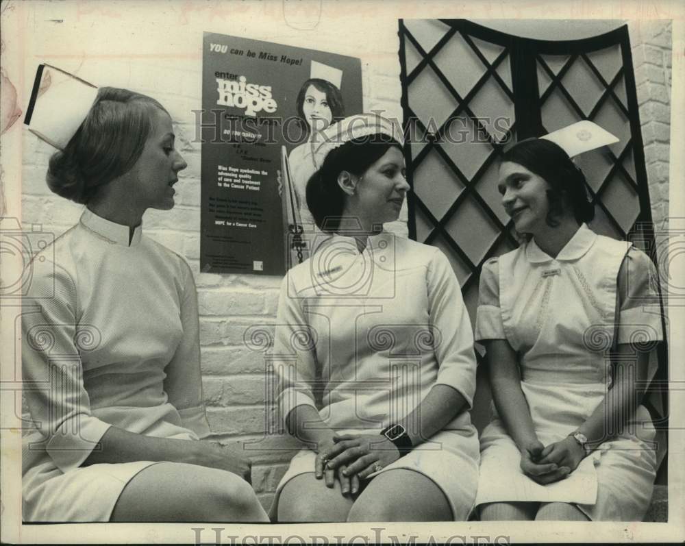 1972 Miss Hope contestants converse in New York hospital - Historic Images