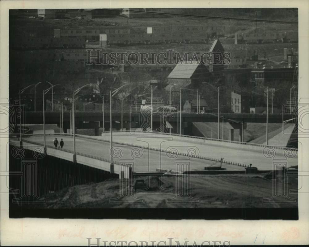 1969 Press Photo Pedestrians on unfinished Patroon Island Bridge, Albany, NY - Historic Images