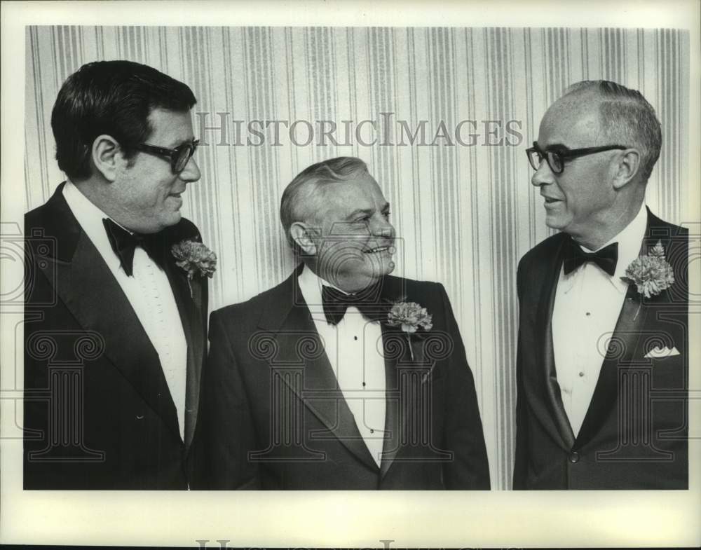 Press Photo Walter Murray, Harry Lesko &amp; Ted Southworth confer in Albany, NY - Historic Images