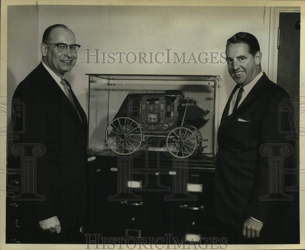 1963 Press Photo Executives with model of Wells Fargo wagon in Albany, New York - Historic Images