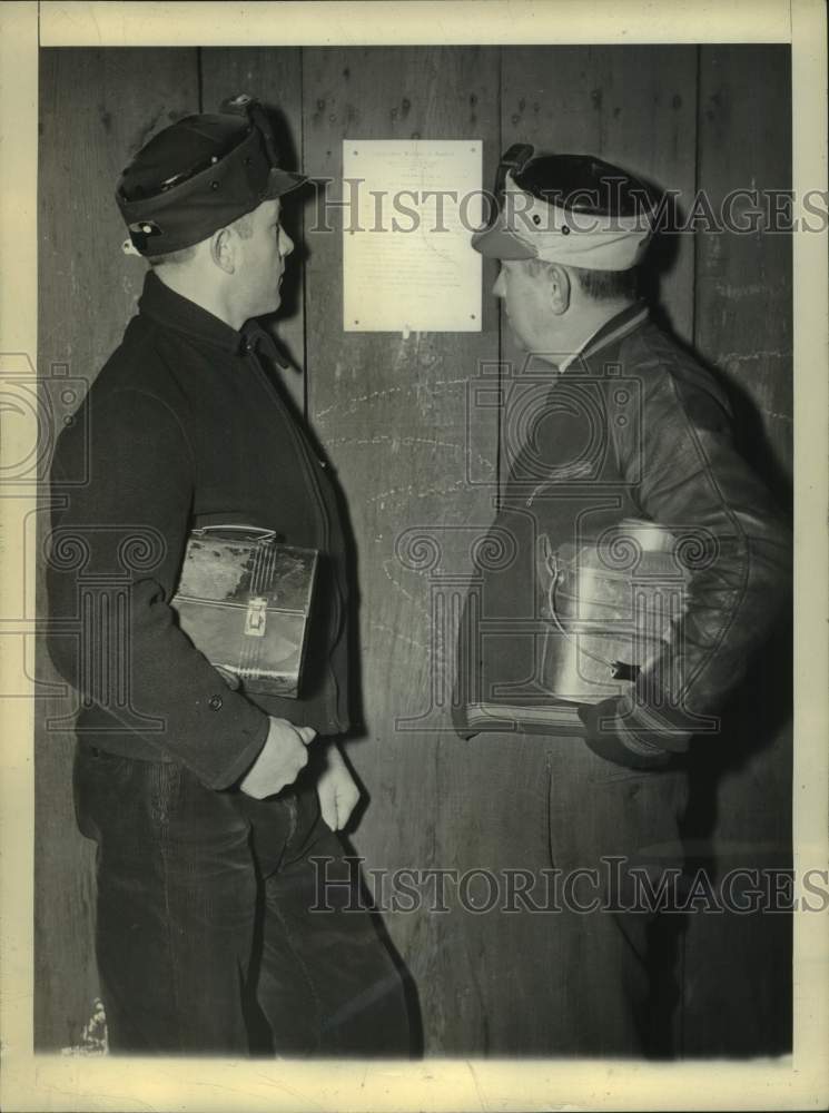 1943 Press Photo Miners read Presidential order in Wilkes-Barre, Pennsylvania - Historic Images
