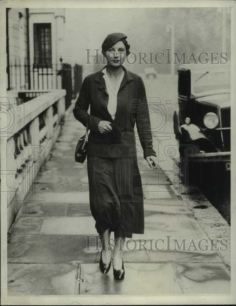 1933 Tennis Player Helen Wills Moody on New York sidewalk - Historic Images