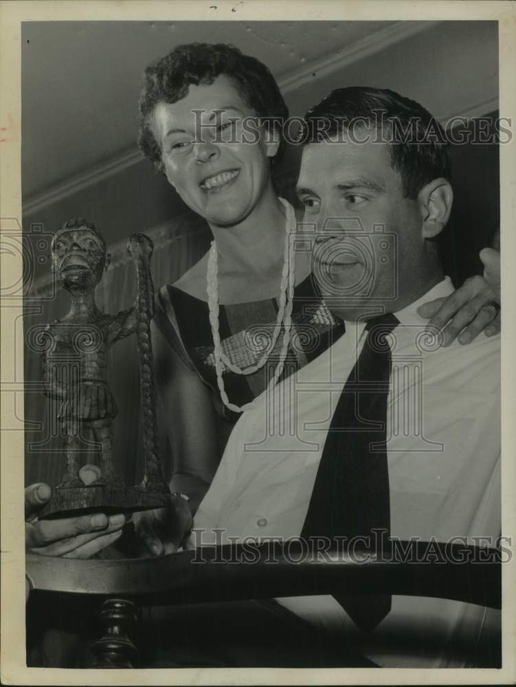 1963 Press Photo Mr and Mrs Donald Miller of Albany, New York look at figurine - Historic Images