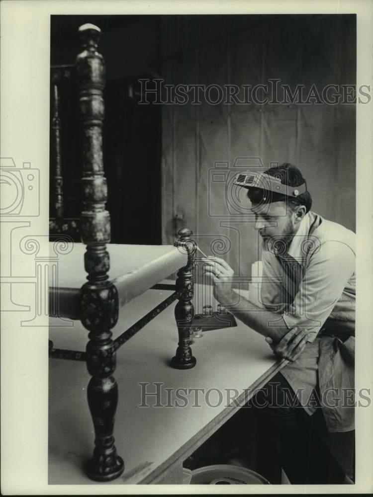 1977 Bob McGiffen works on refinishing antique chair - Historic Images