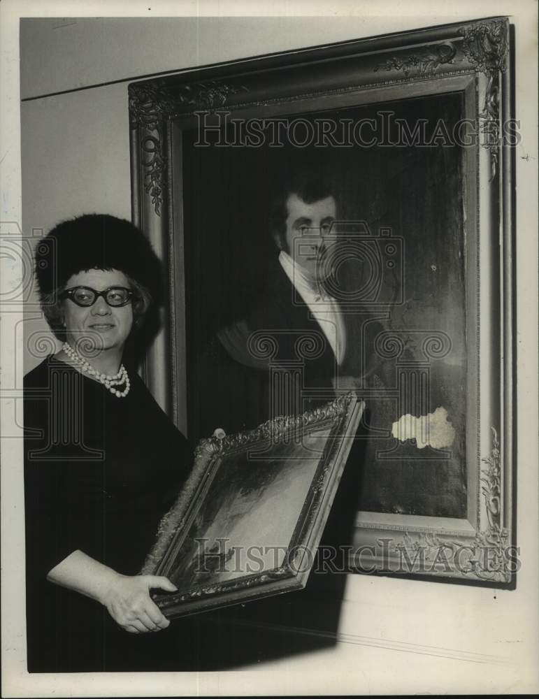 1962 Press Photo Janet MacFarlane with paintings in New York - Historic Images