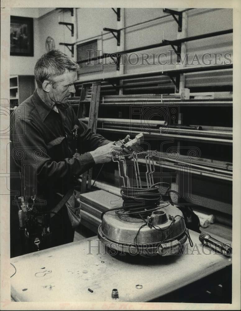 1973 Press Photo Bob McCullough works on a small machine - Historic Images