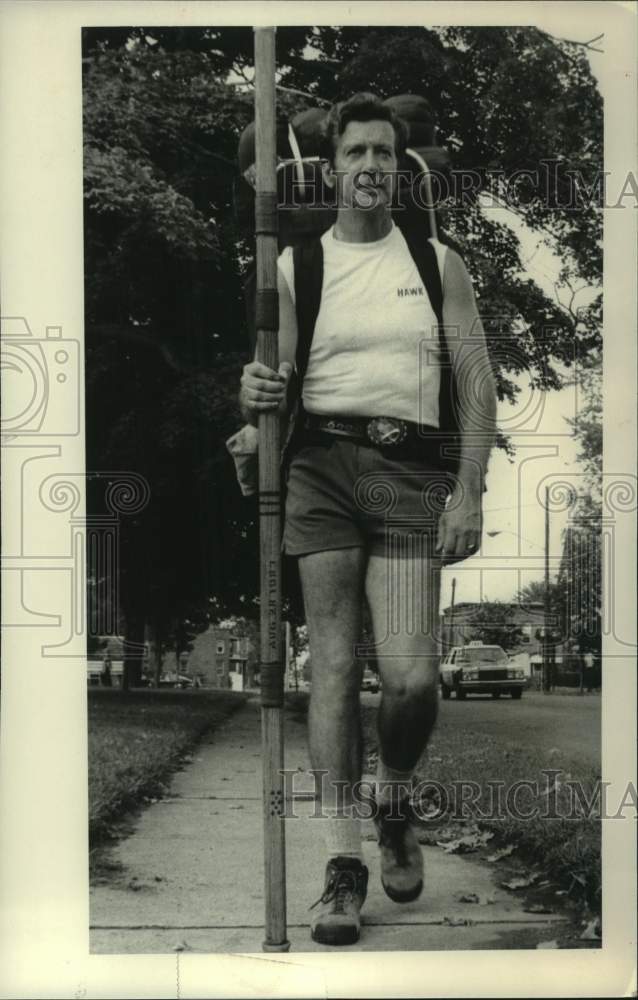 Press Photo Traveler Harry Lee &quot;Hawk&quot; McGuinnes walks through New York - Historic Images