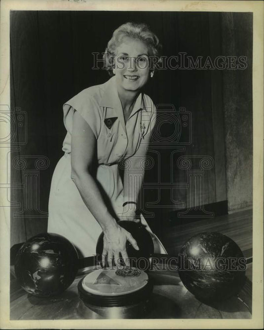 1961 Press Photo Helen McMahon in New York bowling alley - tua35131 - Historic Images