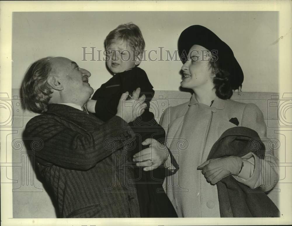 1940 Press Photo Author Ludwig Lewisohn with wife &amp; son in New York City - Historic Images