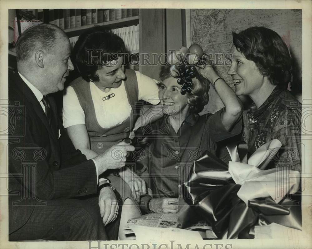 1962 Event committee has light moment with decorations in New York - Historic Images