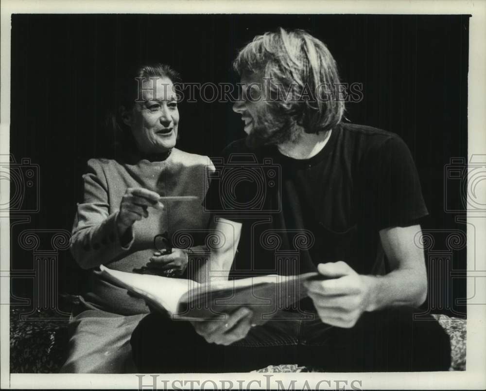 1981 Press Photo Marion McKendree &amp; Mark Dalton discuss play in Albany, New York- Historic Images